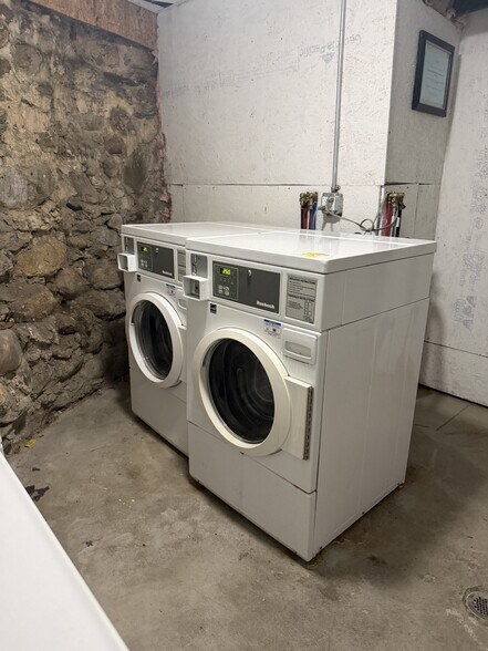 Building Photo - 375 Elm St