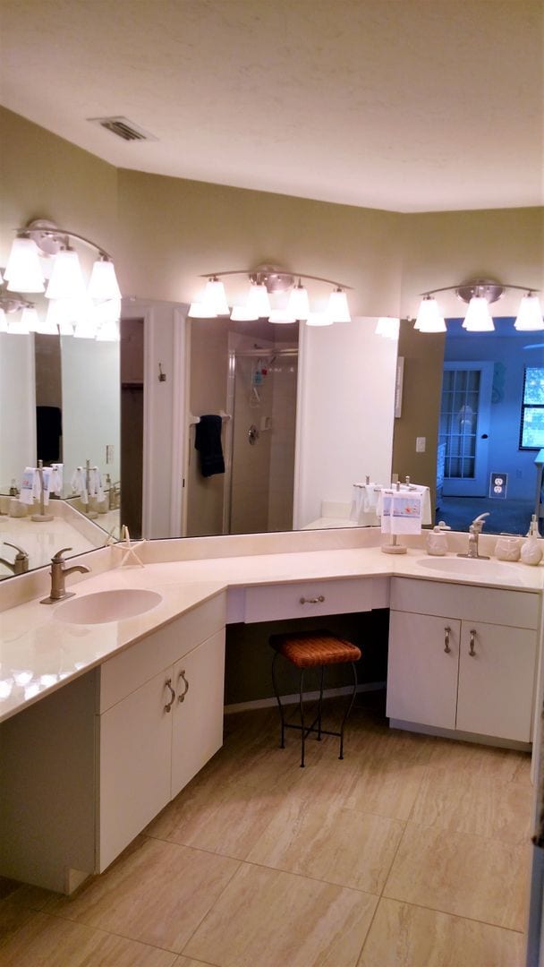 Building Photo - Seasonal Short-Term 2-Bedroom 2-Bath Condo located in Englewood!