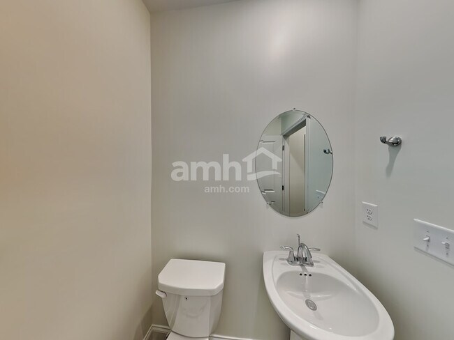 Building Photo - 3880 Chivalry Dr