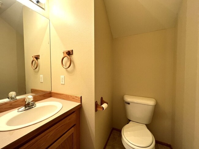 Building Photo - Spacious Craftsman Style Home - Pet Friendly!