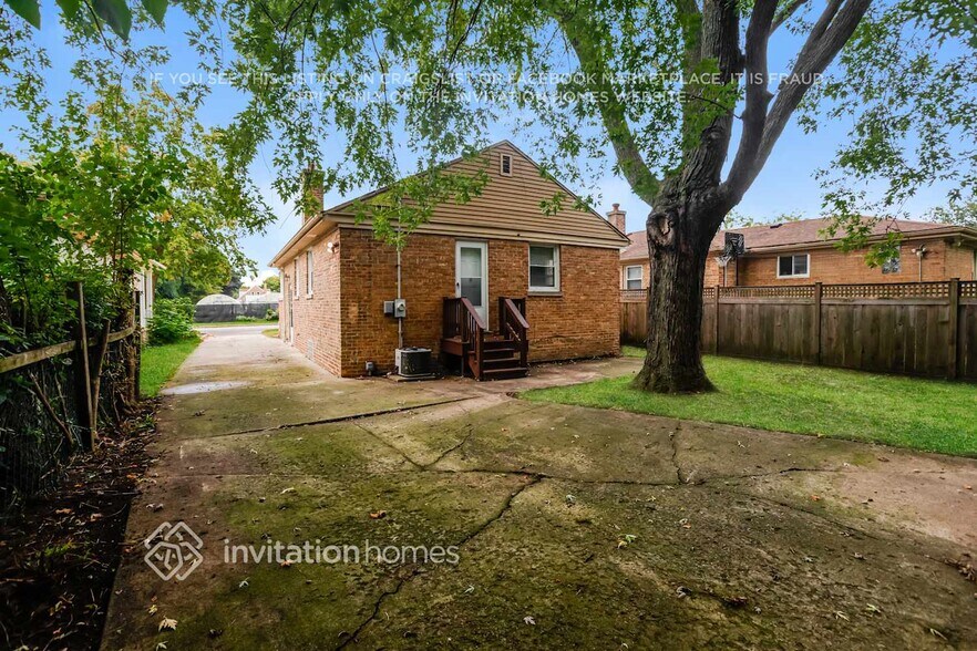 Building Photo - 1624 Mulford St