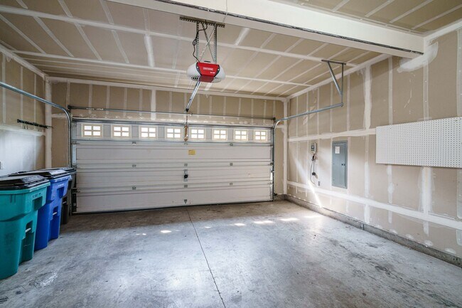 Building Photo - 3 bedroom 2.5 Bath - On Dead End Street - Low Maintenance Fenced Yard - Community Center with Swi...