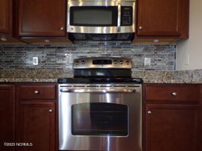 Building Photo - 4 Bedroom 2.5 Bathroom home located in Carolina Subdivision