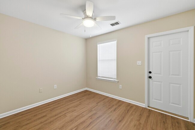 Building Photo - 1611 Quazar Rd