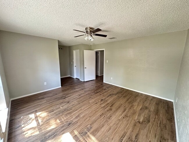 Building Photo - Gorgeous 4bd 2ba on Mature Lot in Prime Lo...