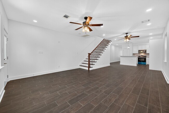 Building Photo - 714 Zoe St