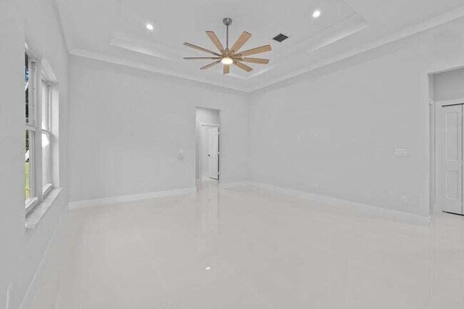 Building Photo - 419 SW Namoit Pl