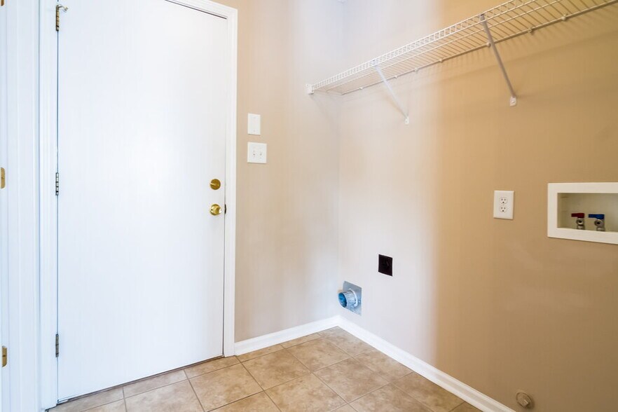 Building Photo - 15257 Pangborn Pl
