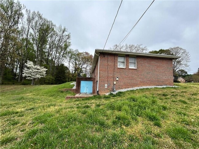 Building Photo - 2175 North Rd SW