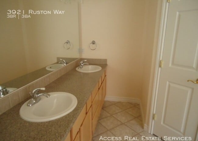 Building Photo - 3921 Ruston Way