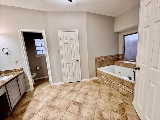 Building Photo - 2623 Double Lake Dr