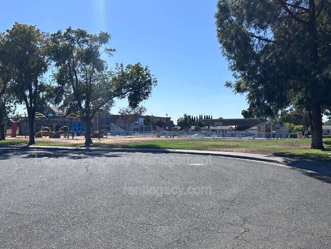 Building Photo - 232 Redstone Cir