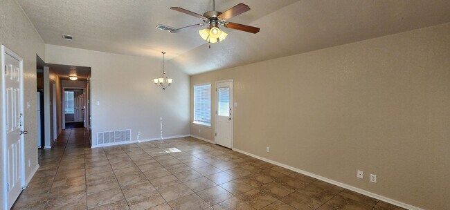 Building Photo - 3 Bedroom 2 bath Duplex South Killeen