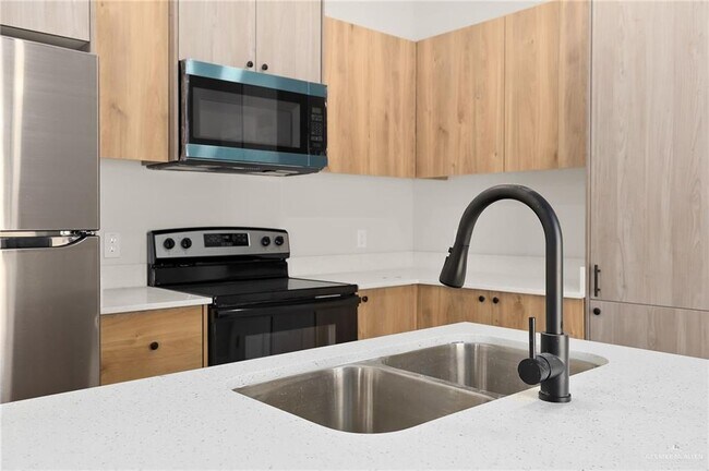 Building Photo - 21 Hilltop Ave