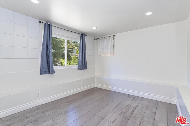 Building Photo - 8876 Wonderland Ave
