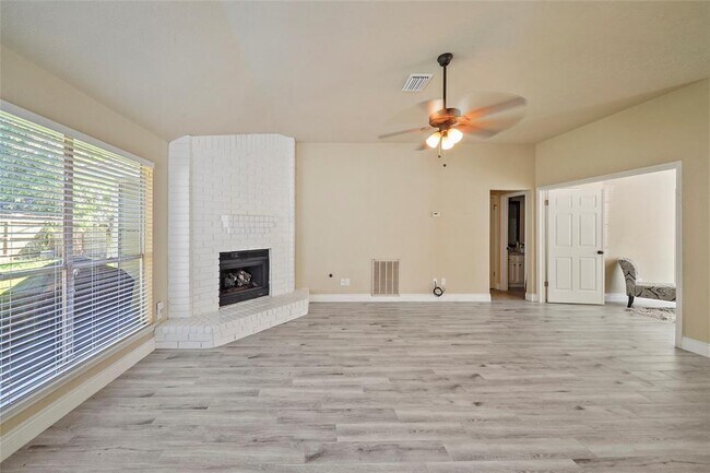Building Photo - 2911 Parkwood Manor Dr