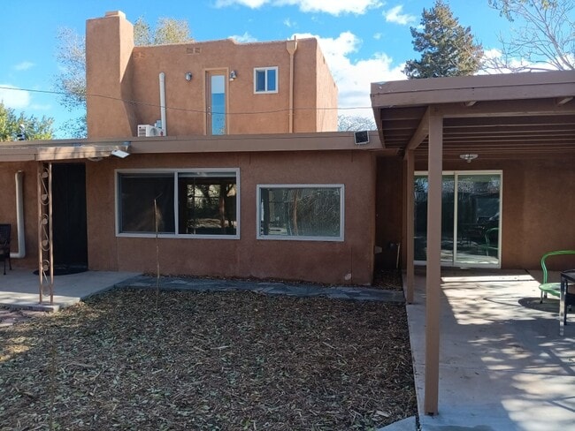 Building Photo - Stunning 4-bedroom 3-bathroom home in Santa Fe! Showings available NOW!