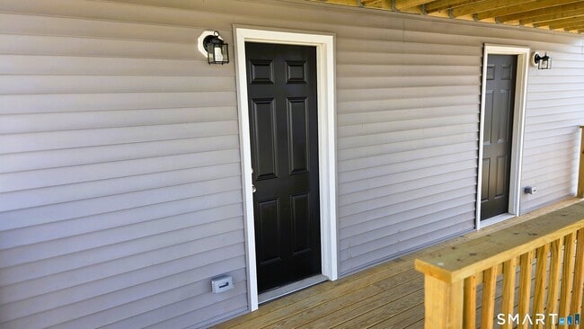 Building Photo - 14 Meadow St