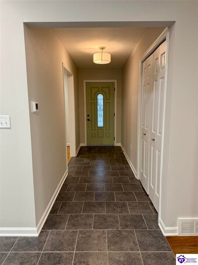 Building Photo - 913 Dogwood Cir