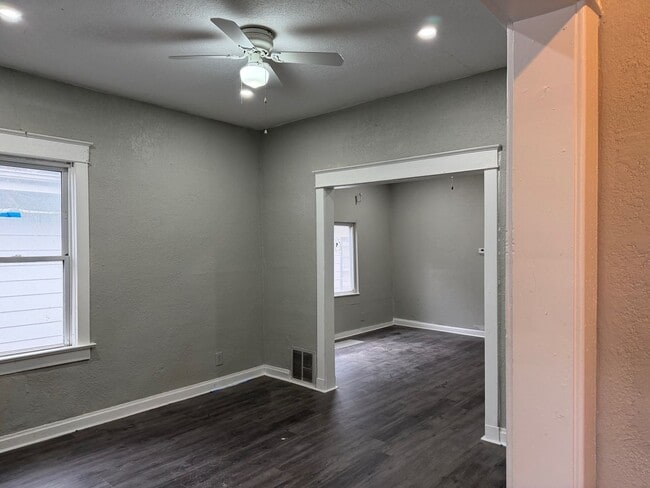 Building Photo - 2 Bedroom House - All electric