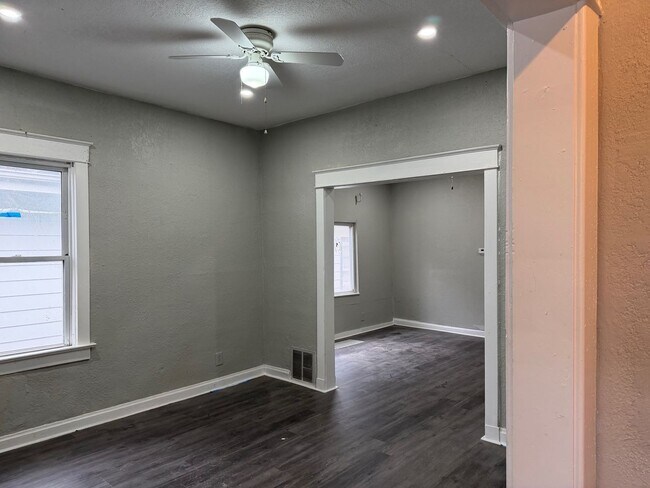 Building Photo - 2 Bedroom House