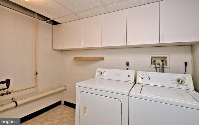 Building Photo - 3435 Westview Dr