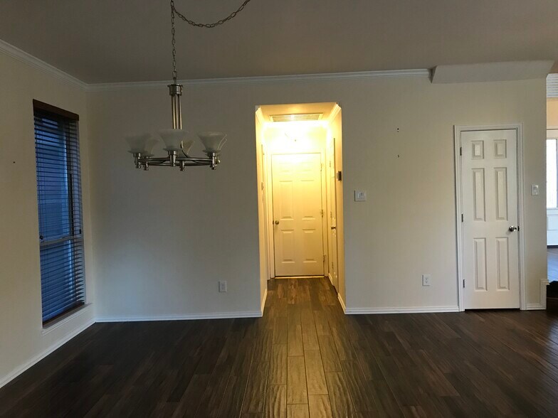 Building Photo - 1761 Meyerwood Ln S