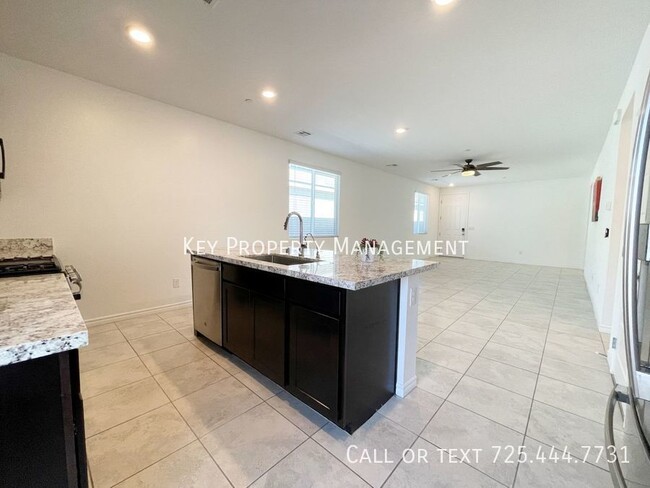 Building Photo - 3 Bedroom, 3 Bath Single Story beauty Buil...