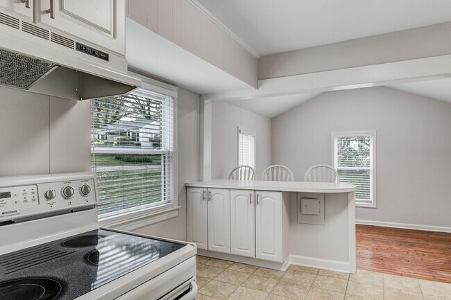 Building Photo - 2 Bed, 2 Bath in the Garden Homes neighborhood of Greensboro!