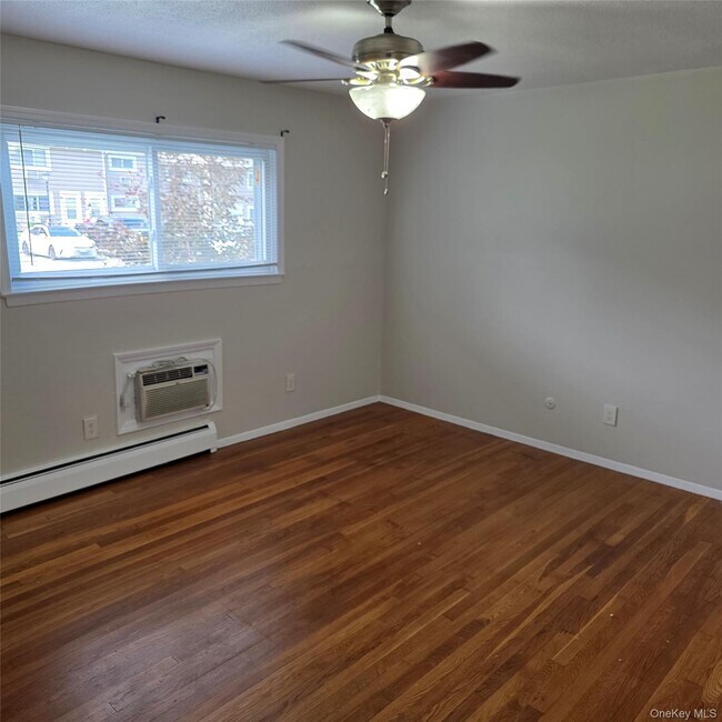 Building Photo - 3 Fishkill Glen Dr