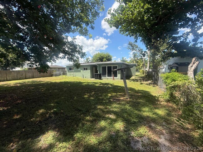 Building Photo - 630 E Dayton Cir