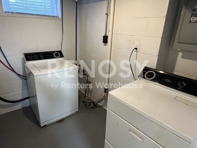 Building Photo - 4BD/2BA in Newport Available Now!