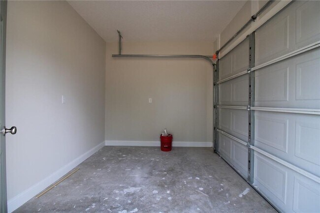 Building Photo - 324 S 5th St