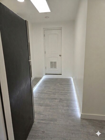 Building Photo - 5140 NE 3rd Ave