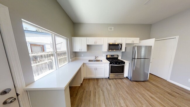Building Photo - Large Property w/ 2 Kitchens!!