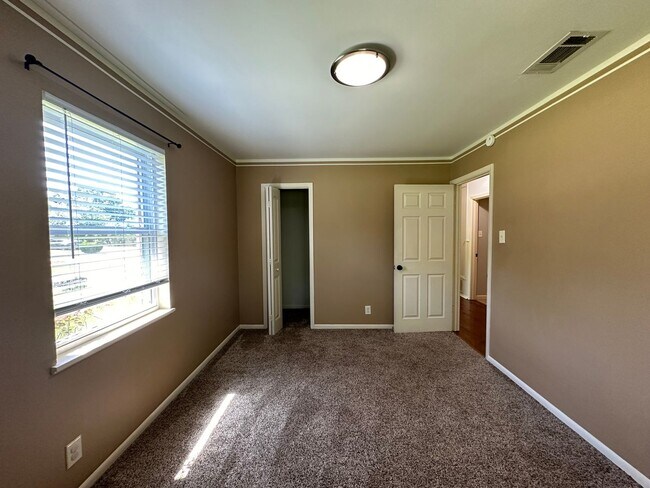 Building Photo - Charming 3 Bedroom in South Tyler!