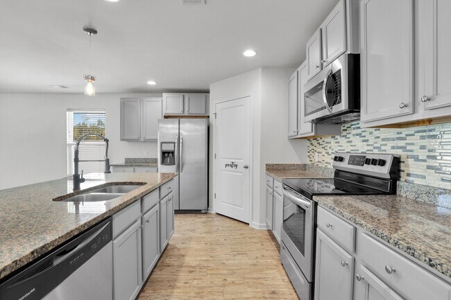 Building Photo - Bright & Spacious 4-Bedroom Home in Savannah’s Godley Park