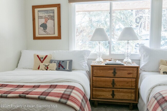 Building Photo - 700 S Monarch St