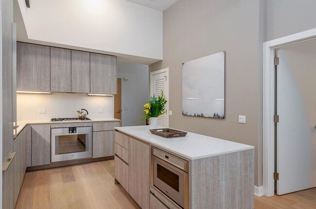 Building Photo - Fantastic Penthouse w/ Balcony and one car valet - 1BR/1 Office/1.5BA - Lumina / SOMA