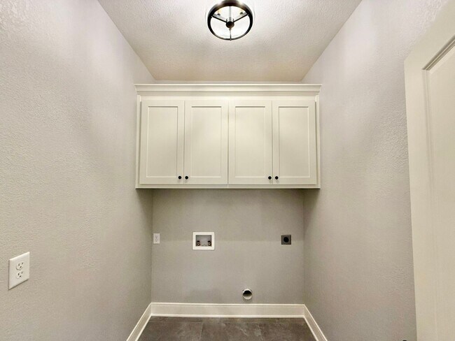 Building Photo - Beautiful and Spacious 3-Bedroom, 2-Bath R...