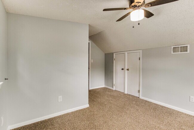 Building Photo - BRIGHT AND BEAUTIFUL DUPLEX CLOSE TO UWF!