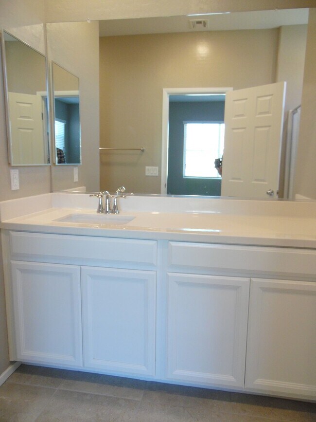 Building Photo - Mountains Edge Townhome