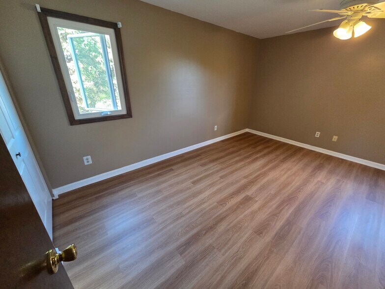 Master bedroom - 801 Cambridge Cir