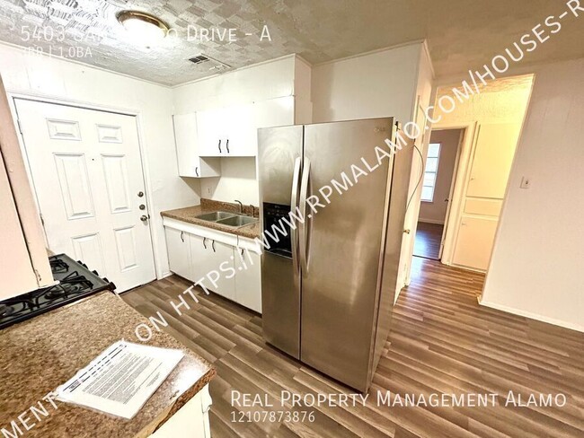 Building Photo - **MOVE IN SPECIAL** MUST SEE!! 3 Bedroom /...