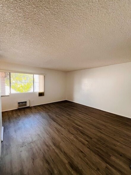 Building Photo - 1260 Beachwood Dr