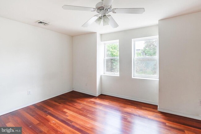 Building Photo - 4841 Walton Ave