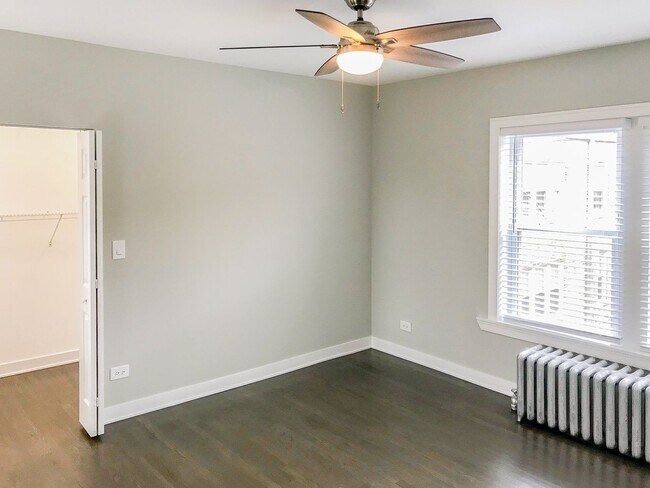 Interior Photo - 5208-14 N. Damen / 2000-10 W. Foster