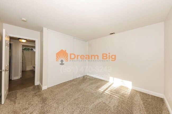 Building Photo - 2877 Sandberg St