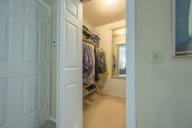 Building Photo - Spacious 2 Bedroom Townhouse in Tunxis Vil...