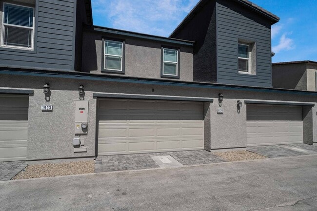 Building Photo - Stylish Townhome Living: Luxury and Comfort!